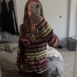 Randig stickad tröja från Odd Molly - Säljer en färgglad stickad tröja från Odd Molly med randigt mönster i gult, rött, blått, rosa och vitt. Inga defekter. Pris går att diskutera 