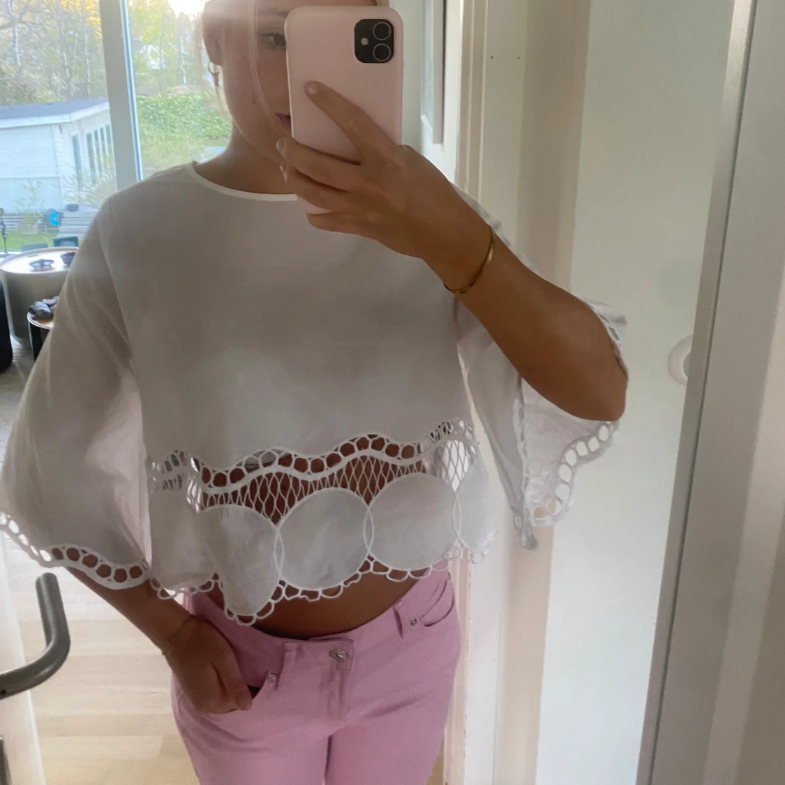 Vit croppad blus med spetsdetaljer - 2