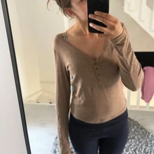 Beige långärmad tröja med knappar - Fin beige långärmad tröja med knappar, super skön💕