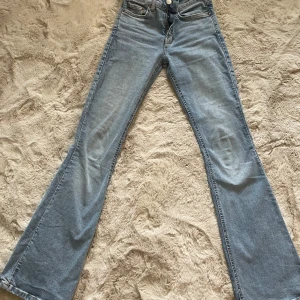 Ljusblå bootcut jeans från Perfect Jeans - Säljer ett par ljusblå jeans från Perfect Jeans med klassisk femficksdesign och bootcut-ben. Jeansen har normal passform och är tillverkade i ett mjukt denimtyg. Perfekta för dig som gillar en retroinspirerad look! Priset kan diskuteras. Kolla gärna mina andra annonser🙂🙂