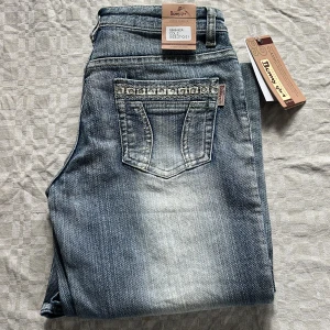 Blå bootcut jeans - Snygga blå lågmidjade jeans. Storlek W27, men sitter som W25! Har storlek W25 i alla mina jeans, och dessa sitter perfekt. Skriv för fler bilder.💗 Helt nya!