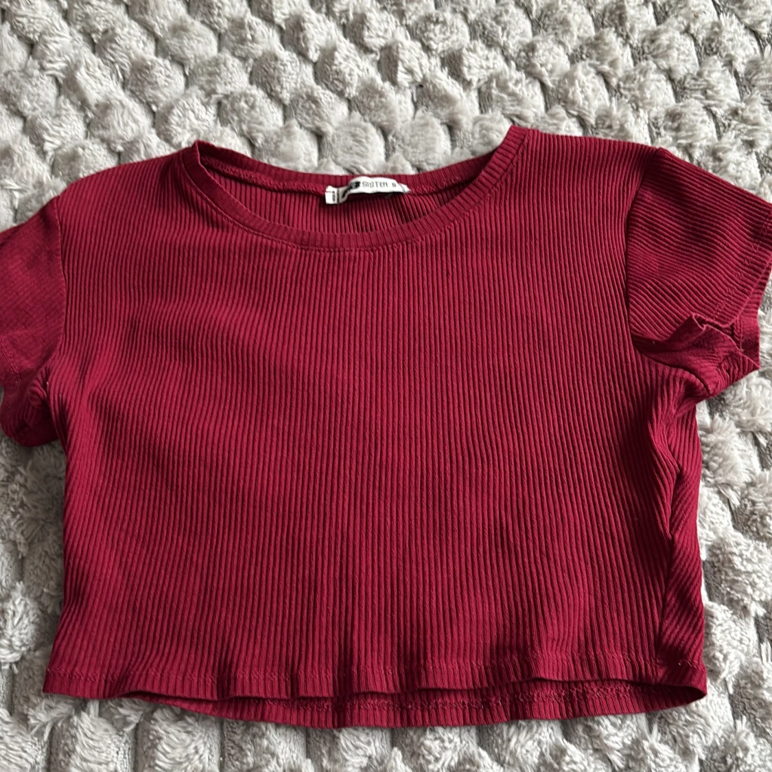 Vinröd croppad ribbad topp från Sister S - 3