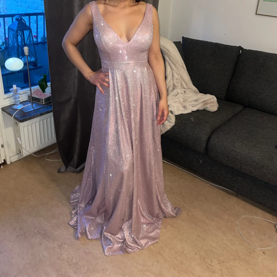 Glittrig ljusrosa långklänning med v-ringning - 1