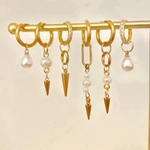 Örhängen  - Laika🩷🩷🩷🩷egengjorda örhängen gjorda med kärlek, i rostfritt stål. Säljs parvis men går att kombinera två olika örhängen i ett par.  Örhängen 119 kr/par Örhängen glitter 129 kr/par Vid egna önskemål eller kombination av både glitter och utan är det bara att fråga