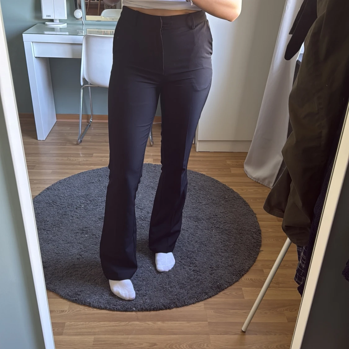Svarta bootcut kostymbyxor från BikBok