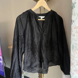 Svart blus - Långärmad svart blus från HM
