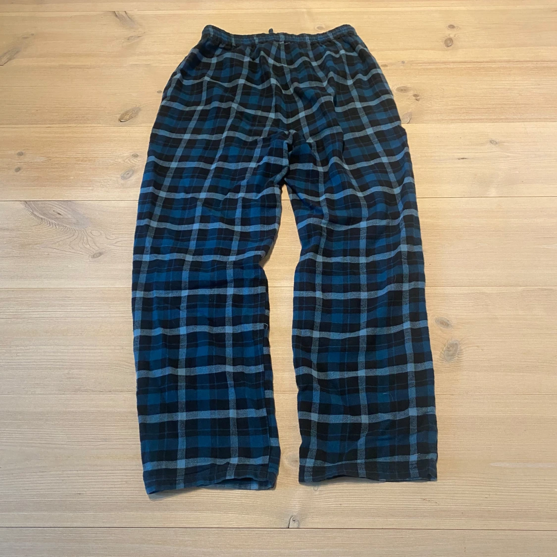 Rutiga mjukisbyxor i blått och svart - 1