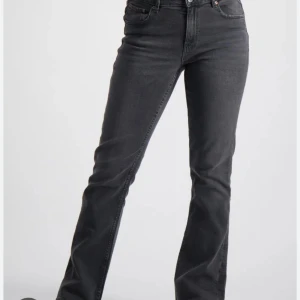 Svarta bootcut jeans från Ginatricot  - Säljer ett par mörk grå bootcut jeans från Ginatricot, Mid/low waist och perfekt till våren nu, säljs pga för små
