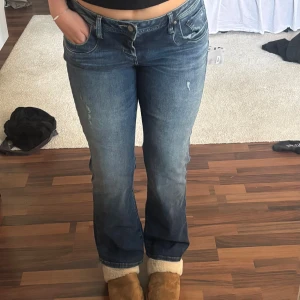 oanvända jeans från LBT - Låg midjade jeans från LTB ”Valerie” som är oanvända. Storlek 31/30(M)