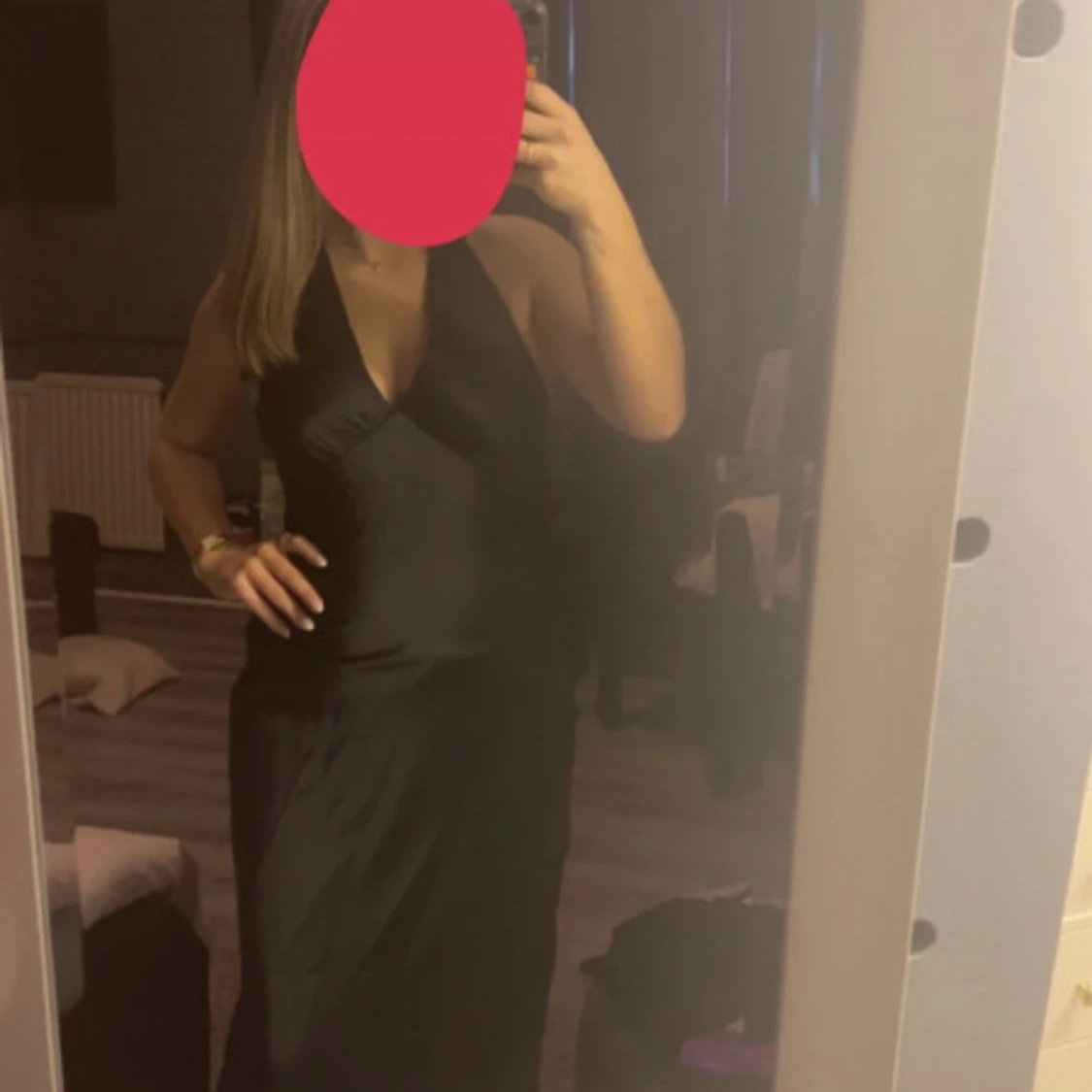 Svart långklänning i satin från Peppermayo