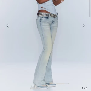 Ljusblå bootcut jeans från Cheap Monday - Supersnygga ljusblåa bootcut jeans från Cheap Monday (Weekday)! Helt oanvända med prislappen kvar💕 Helt slutsålda på hemsidan, därav priset! Storlek 23/30 (bredd: ca 31 cm rakt över, innerbenslängd: ca 75 cm)🥰