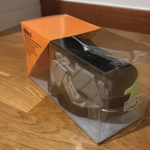 Svarta Strata 2 sportglasögon från 100% - Snygga svarta sportglasögon från 100% i modellen Strata 2. De har en bred elastisk rem med neongul logga och är perfekta för intensiva aktiviteter. Glasögonen levereras i originalförpackning. Dem är aldrig använda men har packat upp dem och kollat på ny pris typ 400 säljer dem för 140