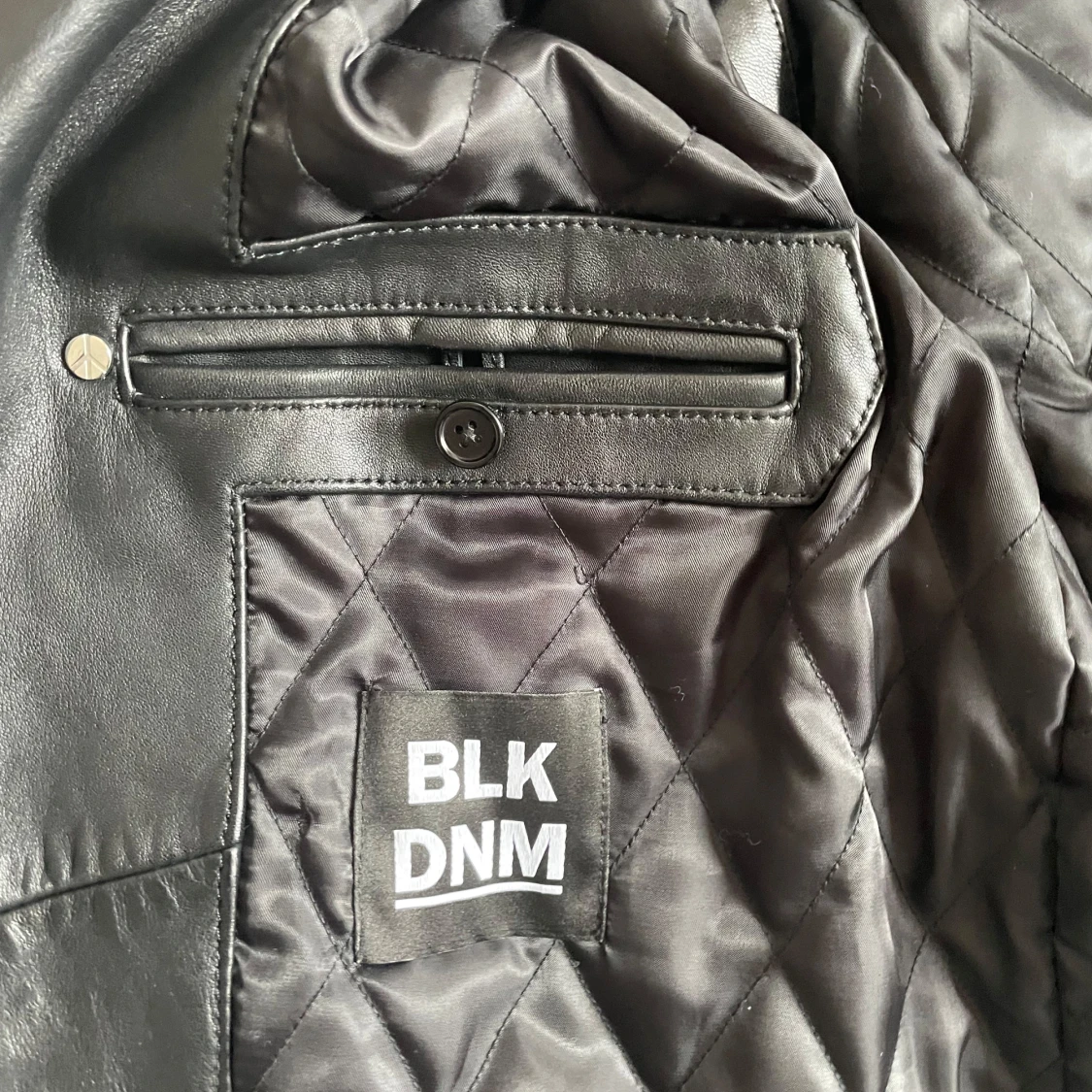 Svart skinnjacka med bälte och dragkedjor - 2