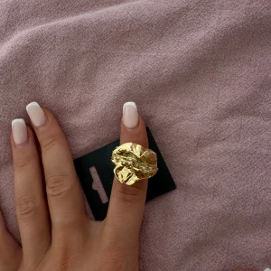 Ring från pilgrim - Superfin ring i guld från pilgrim. Det går att reglera storleken själv, den är helt o använd!!