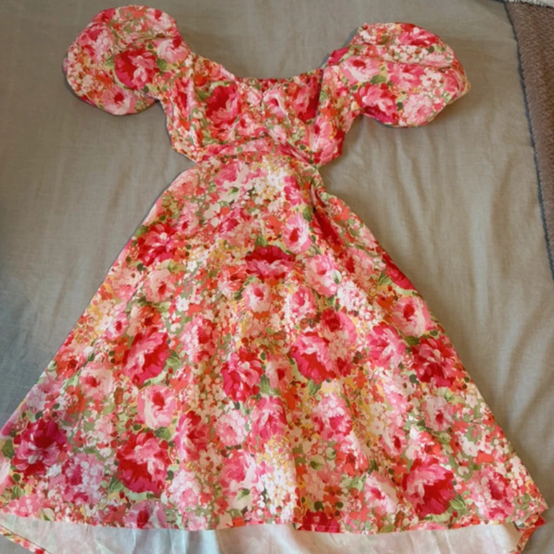 Blommig kortklänning med puffärm och öppen rygg - 1