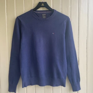 Tommy Hilfiger tröja  - En tröja från Tommy Hilfiger i väldigt bra skick. Inga fläckar eller skavanker.   Måtten är ca 40cm i axelbredd och 60cm i längd.   Tveka inte på att skriva om du har några mer frågor!💬