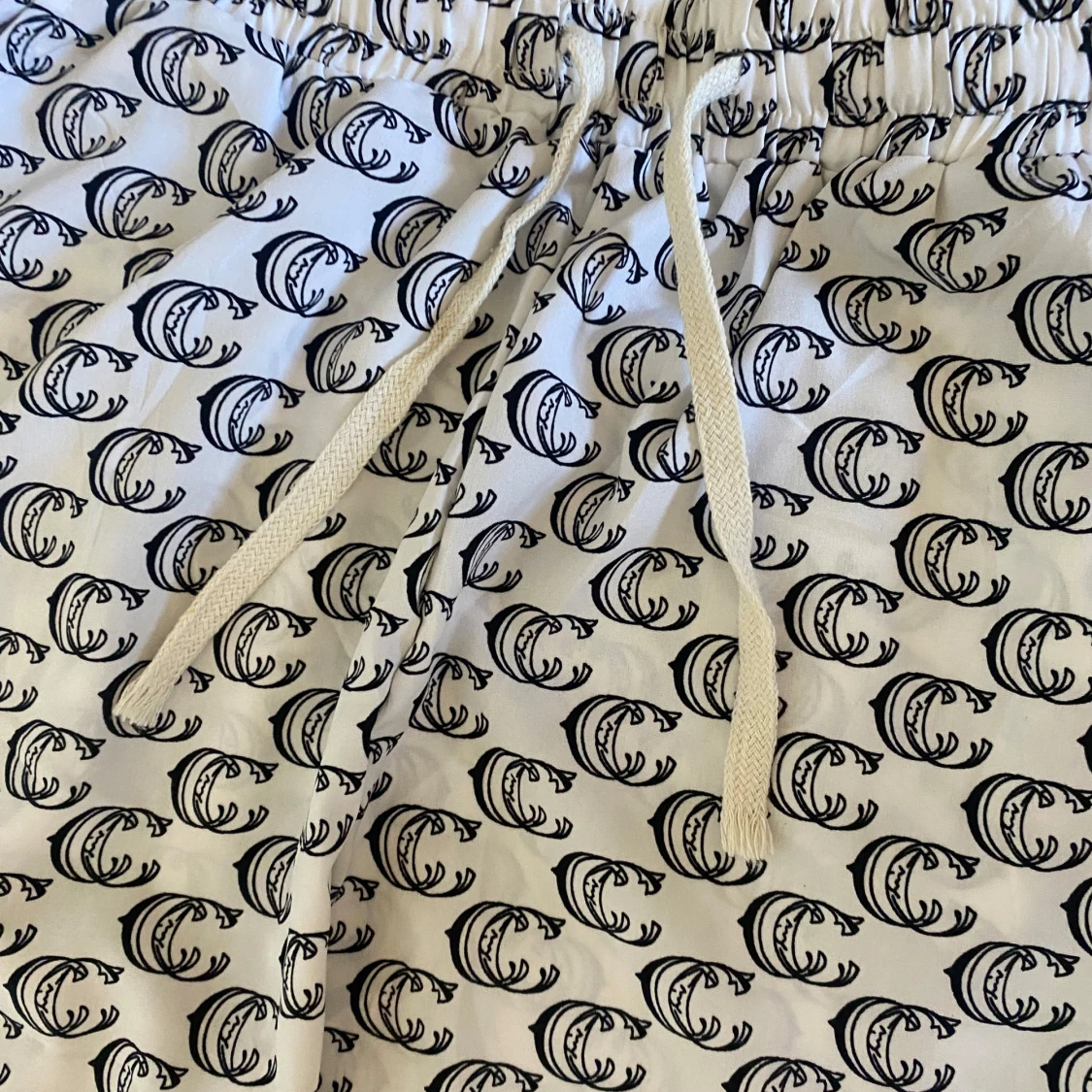 Vita byxor med svart mönster och dragsko - 3