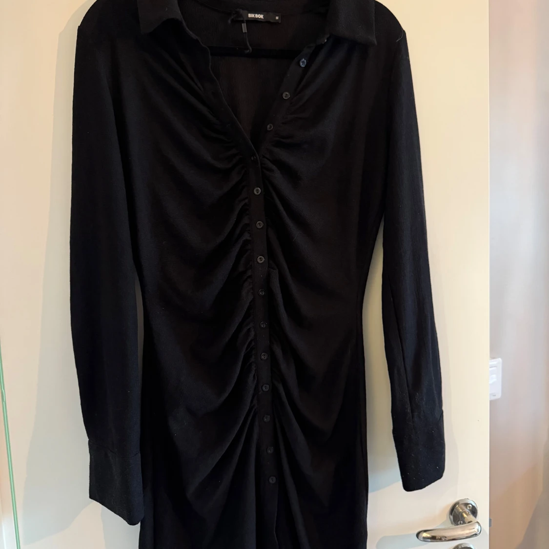 Svart skjortklänning med rynk från Bik Bok