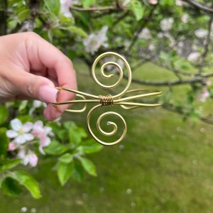 Armcuff  - 🌸Går att böja ut eller in för att få din perfekta passform 🌺 🌸Finns både i silver och guld✨  Gör även customs!! Skicka in bild eller din idé så kan vi nog säkert lösa det 🥰