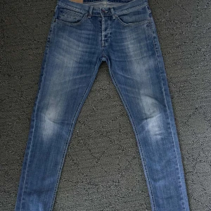 Dondup George Jeans - Säljer nu dessa riktigt feta Jeans från märket Dondup, de är i fint skick utan större defekter bortsätt från bältehållare på baksidan ( se bild 4) en skön wash med mindre slitningar bidrar till en snygg och avslappnad look, perfekt året runt. Hör av dig vid minsta fråga eller fundering.  Mvh Fille
