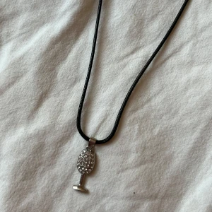 Halsband med berlock - Snyggt halsband med läder ? Snöre och vinglas berlock! Jätte fint men använder inte!!  Frakt tillkommer!