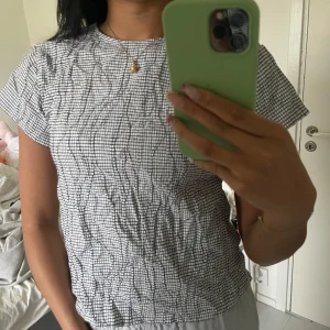 Söt tröja - ”Randig” tröja med rosetter på baksidan, it’s giving blair waldorf😄