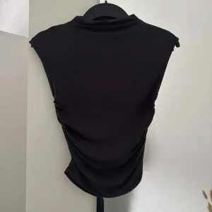 Grå topp - Så stilig och fin topp från gina. Knappt använd och jätte bra skick. Perfekt för en formell look eller bara casual. Priset går att diskutera