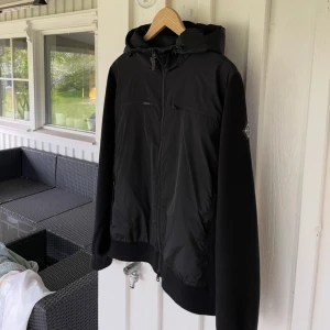 J lindeberg cardigan - Svart J lindeberg cardigan i Strl M. Den är i fint skick, säljer den då den är lite för liten för mig. Skriv om du vill ha fler bilder!