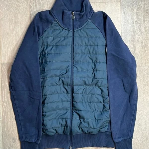 Colmar Cardigan - Mörkblå cardigan från Colmar perfekt nu med Sveriges väder