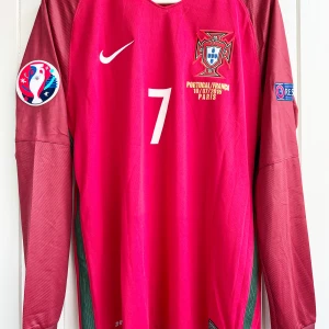 Cristiano Ronaldo - Portugal EM-final 2016 - Säljer en klassisk fotbollströja, Cristiano Ronaldos långärmade matchtröja från EM-finalen 2016 när hans Portugal vann över Frankrike och blev europamästare. Tröjan är en remake i nyskick och har finalen och datumet inskrivet på bröstet (samma text som Ronaldo hade på sin tröja under finalen). Euro-patches.  Large, normal i storleken.  Skickas inom 24 h.  #fotboll