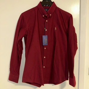 Ralph Lauren skjorta - Säljer min helt nya skjorta. Tycker inte om skjortan och det är därför jag säljer den. Det är bara skriva vid frågor.