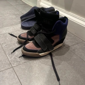 Isabel marant liknande skor - Säljer dessa jätte fina isabel marant liknade skorna. Min mamma köpte dessa på 2000s talet och är osäker på märke men tror ASH. Jag har använt dom 1 gång och min mamma 1-3 ggr, och dom sitter jätte skönt! Dom är i storlek 39 men passar även 38!🥰🥰🥰