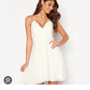 Studentklänning med spets - Säljer en söt vit kortklänning med spetsdetaljer upptill och smala korsade axelband i ryggen. Klänningen har v-ringning och en lätt utsvängd kjol i tunt material. Perfekt för student eller bara en fin sommardag 🥰👩🏽‍🎓 ska tilläggas att jag har 2 exakt likadana ifall man vill ha 2 st, ex om ena blir smutsig under dagen eller liknande under studenten. Hör av dig ifall du är intresserad av båda 2 isåfall 🤗