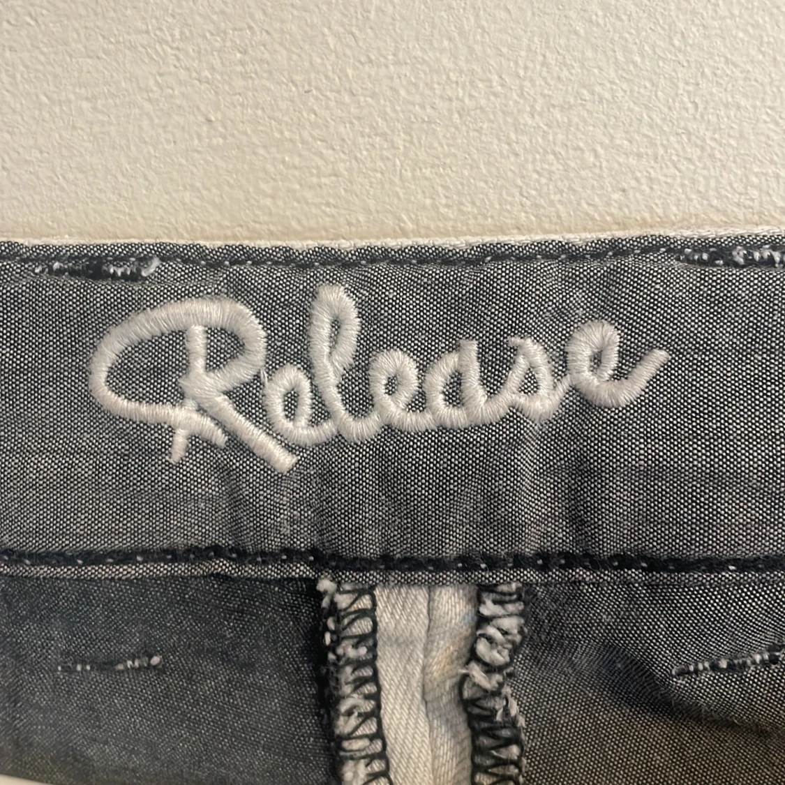 Ljusgrå jeansbyxor från Release - 2