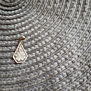 Silverfärgat hänge med blommönster S830/925 - Unikt hänge i silverfärg med graverat blommönster och geometrisk form. Perfekt att använda som berlock till halsband för en personlig touch. Stämpel på ringen som håller hänget 