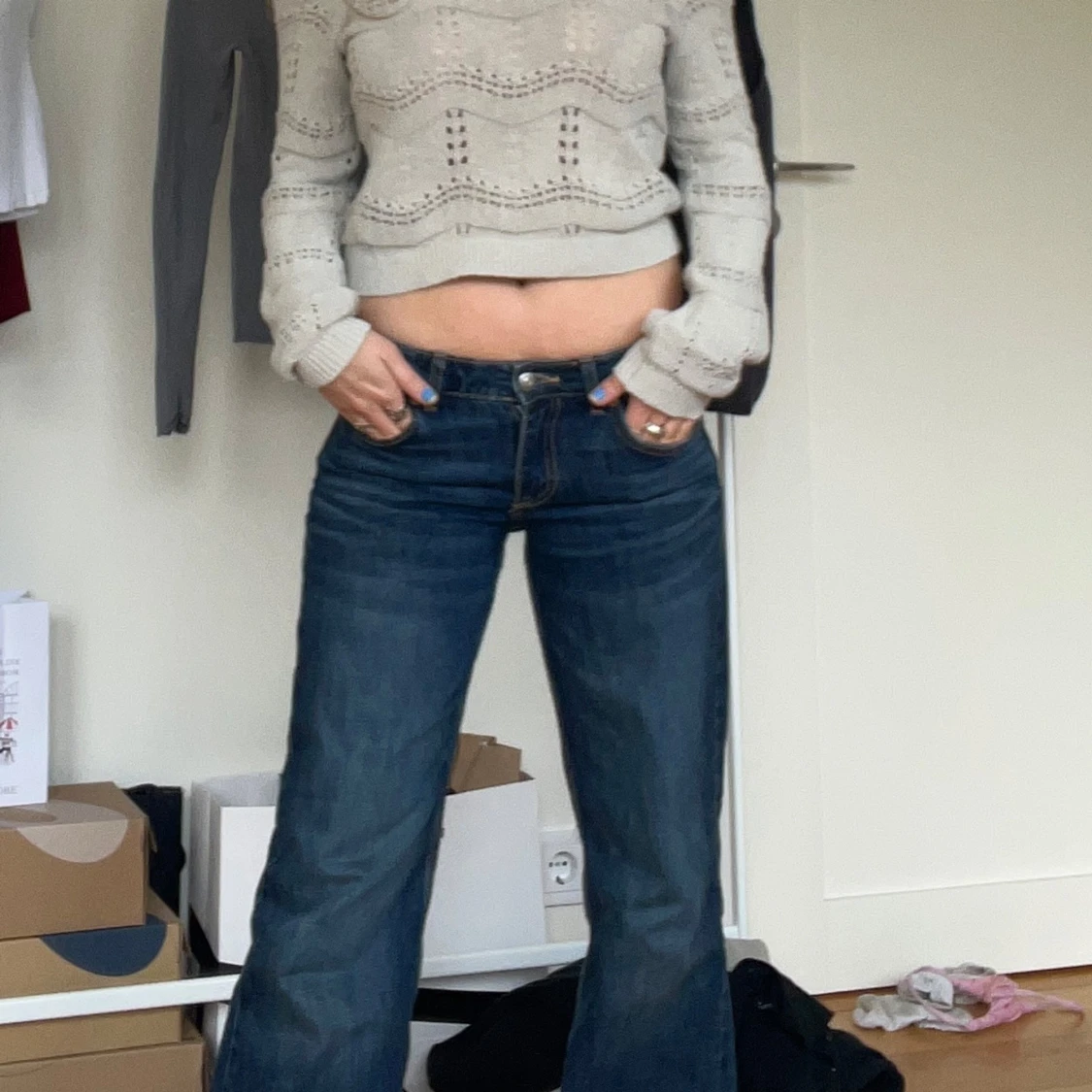 Ljusgrå croppad stickad tröja