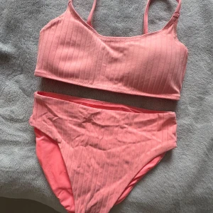 Korallfärgad bikini - Superfin korallfärgad bikini. Endast använd fåtal gånger. Banden på toppen går att justera. Inlägg finns i. Lapparna är tyvärr bortklippta men skulle säga XS/S. Hör av er om ni endast vill köpa en av delarna.