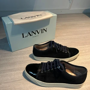  Lanvin marin blå - Marinblå lanvins storlek 43 i bra skick, defekterna ses på bilderna, fraktar via PostNord och Instabox, går att sänka lite i pris vid snabb affär.                      Mvh LuxeCloset