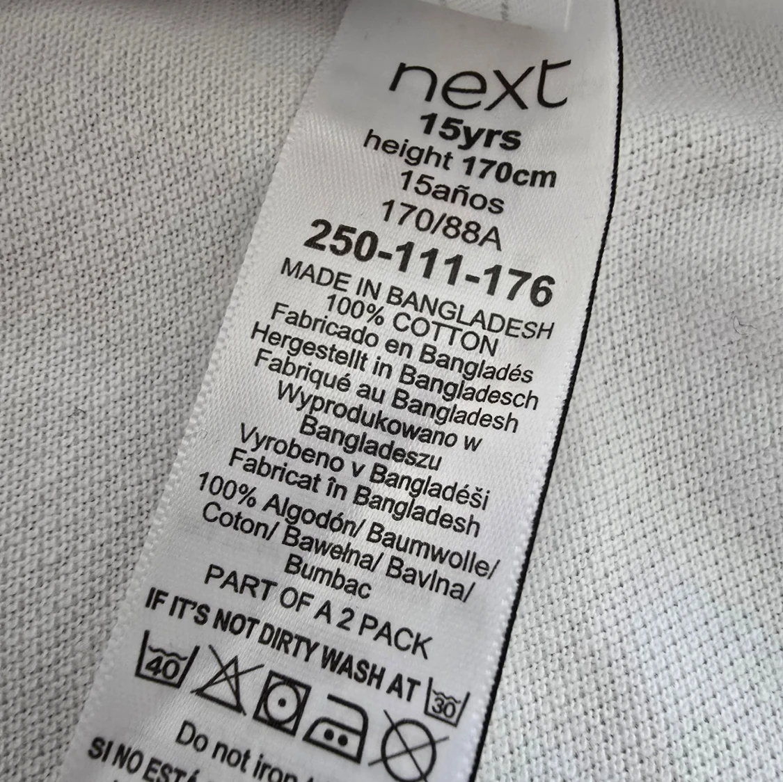 Vit pikétröja från Next School - 2