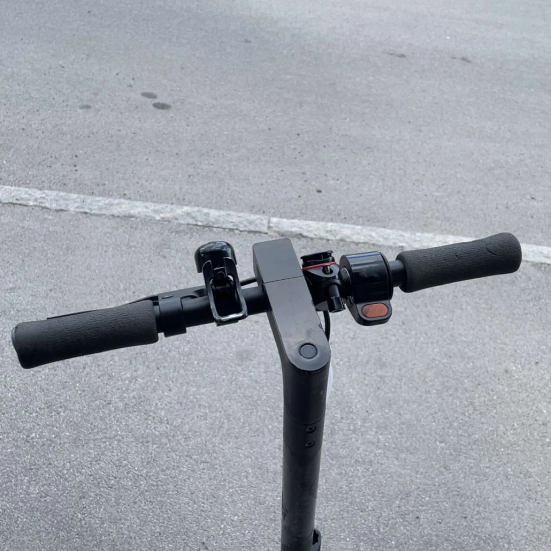 Svart elsparkcykel - 2