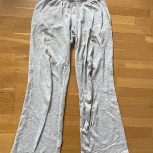 Grå mjukisbyxor från BikBok - Superbekväma grå mjukisbyxor från BikBok med resår i midjan och raka, vida ben. Perfekta för en avslappnad stil och tillverkade i mjuk bomullsmix. Säljes i storlek S.