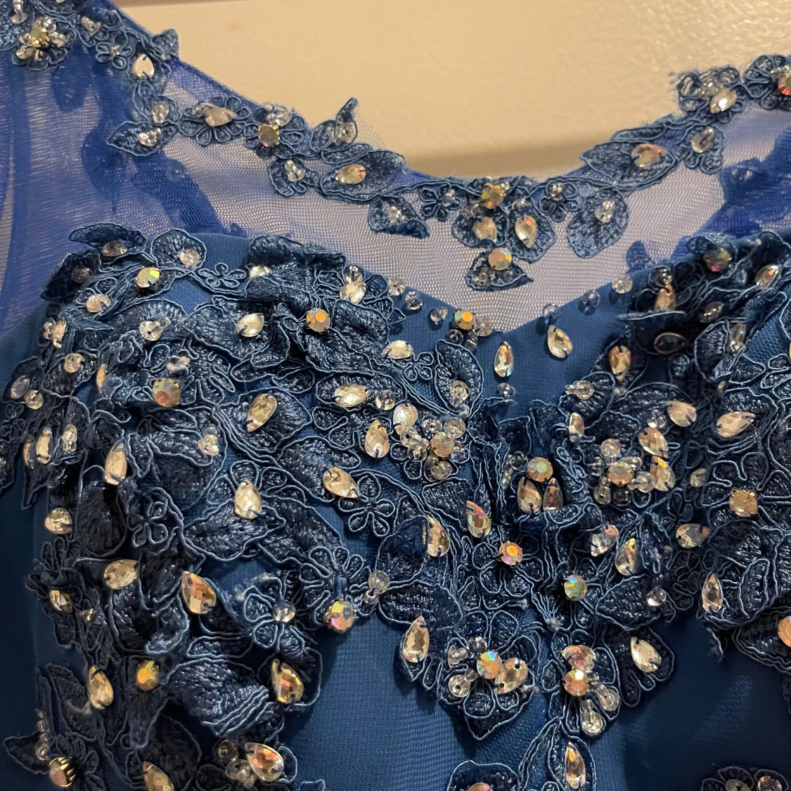 Blå långklänning med spets och pärlor - 1