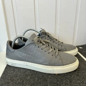  Arigato skor - Säljer mina arigato skor då jag tröttnat. Skorna är i bra skick men har crease lite här och där. Tvättar skorna såklart innan de fraktas!