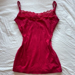 Spetslinne - Rött spetslinne från flash i strl S och begagnat skick 💌 Tyget blivit något noppig