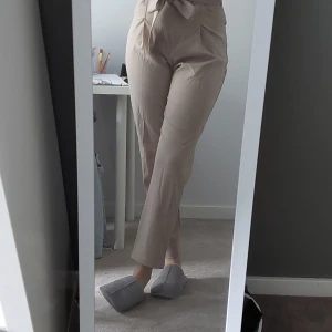 Cubus kostymbyxor med band - High waist beige kostymbyxor från cubus Använd ksk 1 gång