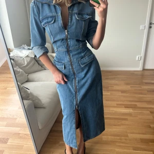 Jeansklänning - Jeansklänning i blå denim med markerad midja, dragkedja och bälte💙 Går att knyta och styla klänningen på flera olika sätt, dragkedjan går även att dra hela vägen upp/ner. På bilderna har jag vikt upp ärmarna, men de går självklart att ta ner! Perfekt till alla tillställningar - vardags, middag och fest! 