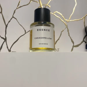 ESSNCE Carashmellow Eau de Parfum - Säljer min Essnce parfym i Carashmellow. Bra skick