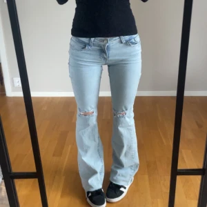 Lågmidjade jeans - Lågmidjade jeans från Nelly🫶🏽Har klippt de längst ner då de var för långa för mig (se bild 4) Jag är 172🫶🏽Nypris 699kr