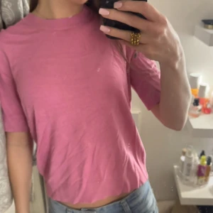 Rosa tröja - Jättefin kortärmad rosa tröja som aldrig är använda, endast testad och sen tvättad så inga defekter🙌🏻💕