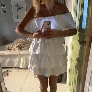 Vit volangklänning från Anielle - Supersöt vit kortklänning från Anielle endast använd två gånger! Kan gå ner i pris vid snabb affär💞💞